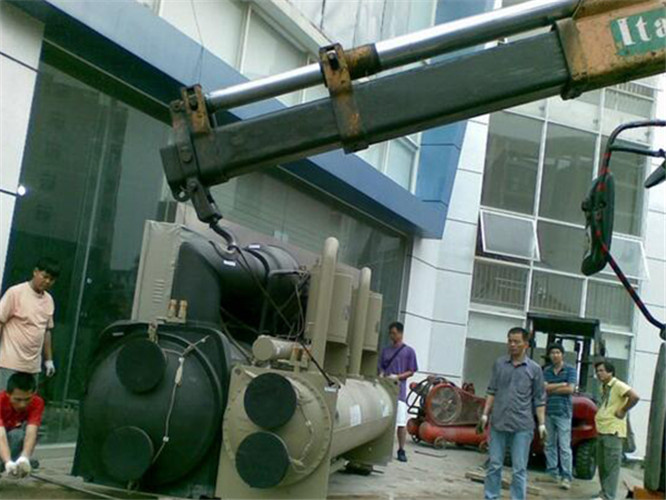 襄州区随车吊和汽车吊的核心区别是什么？哪种更省钱？